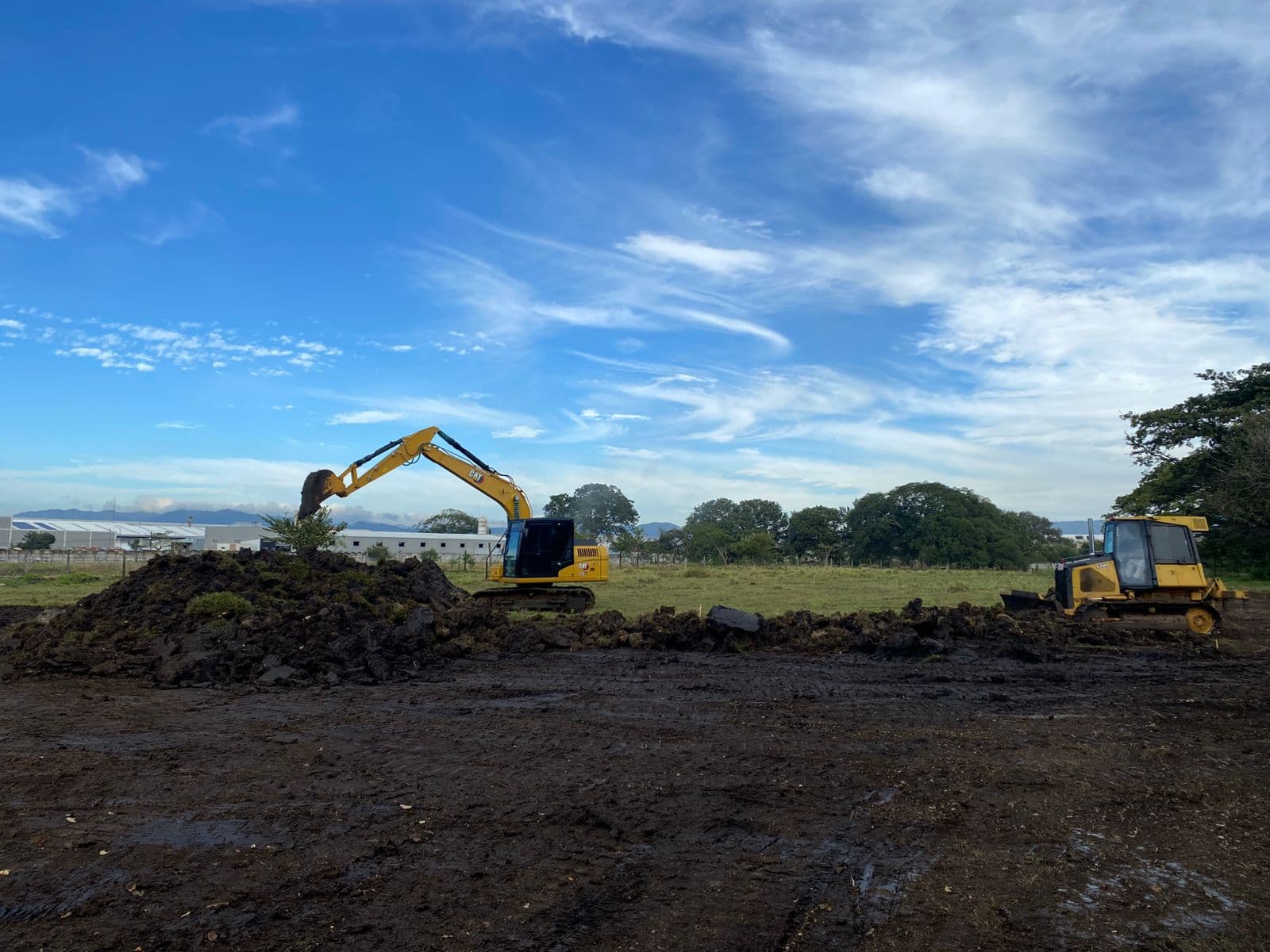 Equipo de ingeniería revisando planos de un proyecto de infraestructura